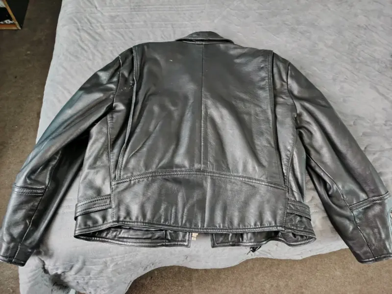 Chaqueta de cuero negra - 4