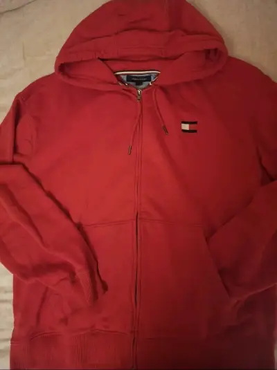Polerón rojo con capucha - miniatura 1