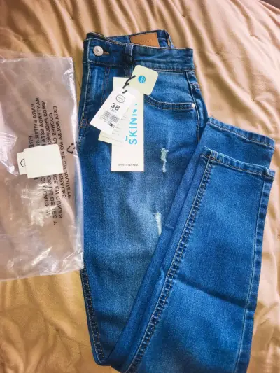 Jeans skinny azul con etiquetas - miniatura 1
