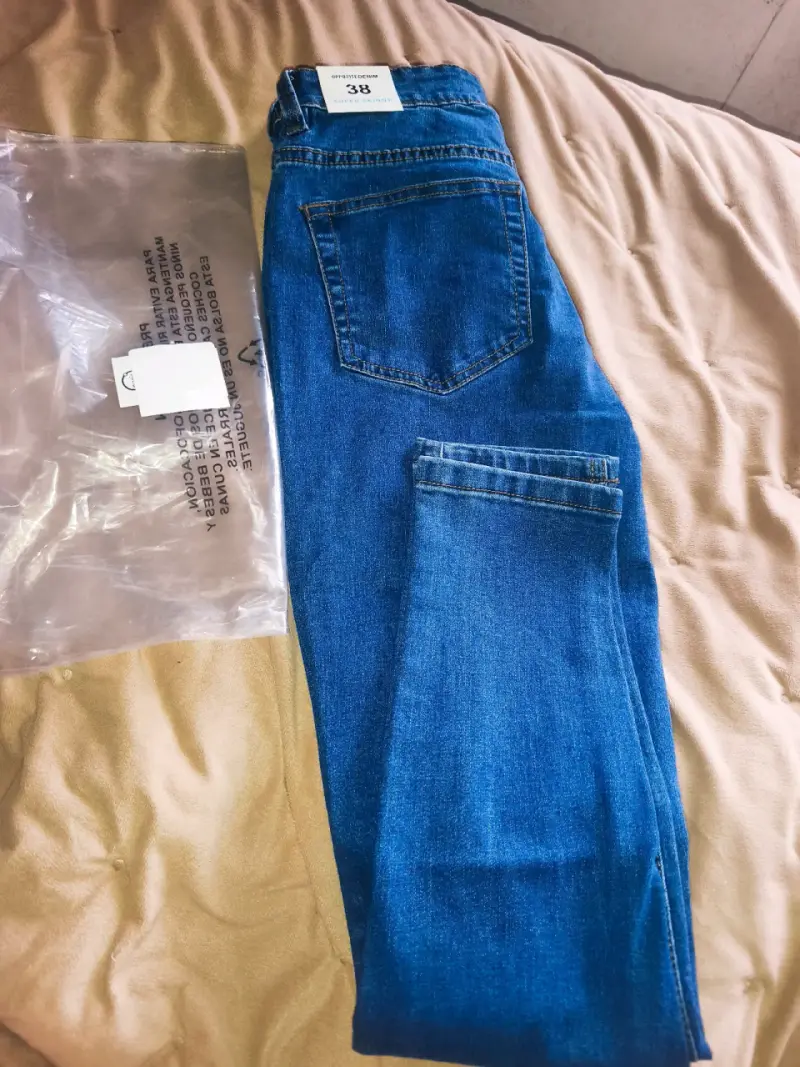 Jeans skinny azul con etiquetas - 2