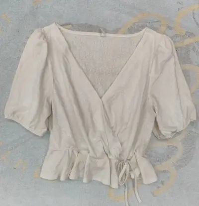 Blusa blanca estilo cruzado - miniatura 2