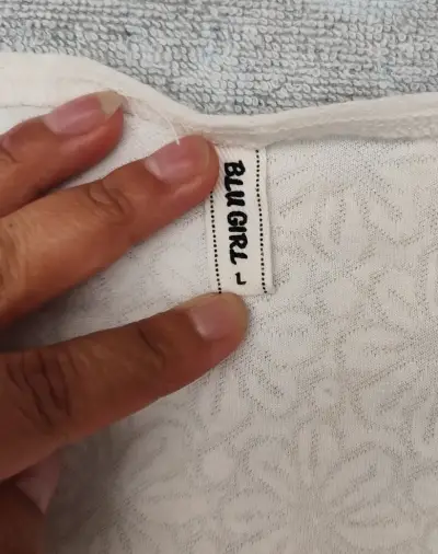 Blusa blanca estilo cruzado - miniatura 3