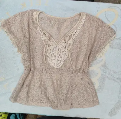 Blusa beige de encaje - miniatura 2