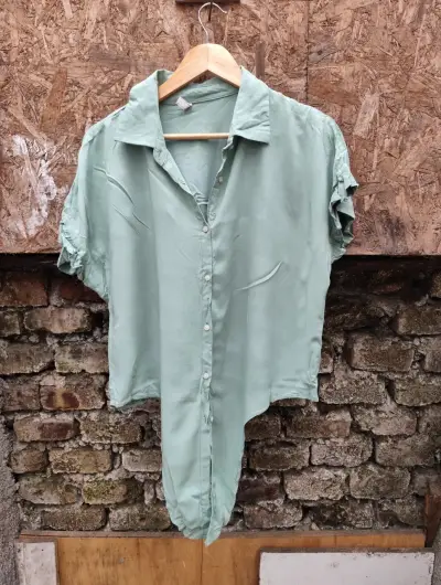 Blusa verde menta con botones - miniatura 2