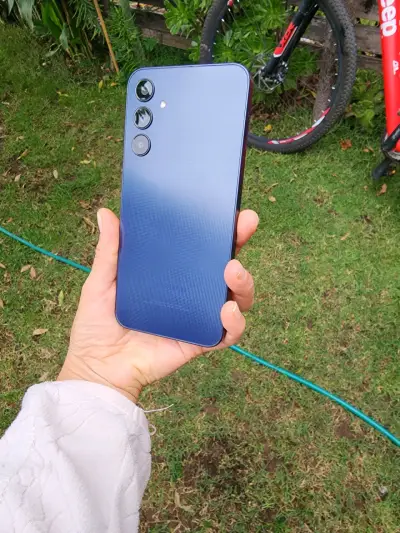 Smartphone azul de triple cámara - miniatura 1