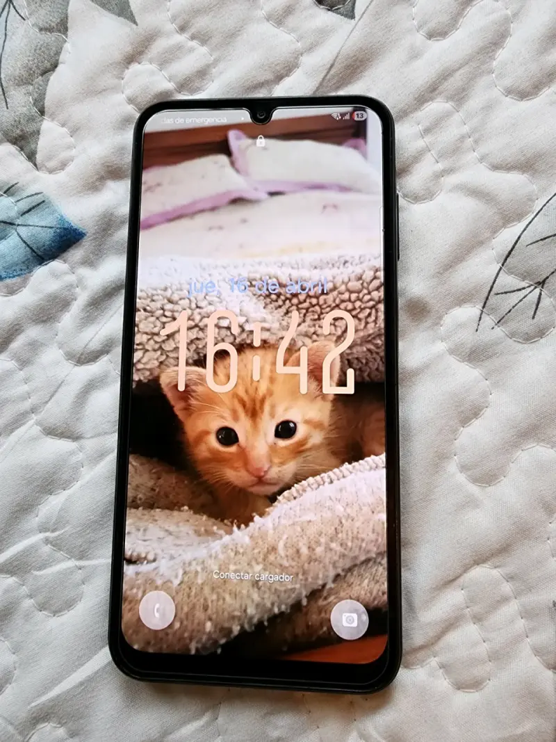 Smartphone azul de triple cámara - 2