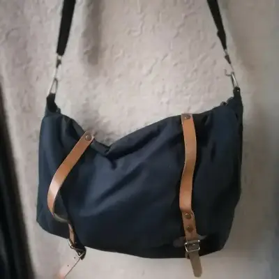 Bolso negro con correas cuero Marca Coyote - miniatura 2
