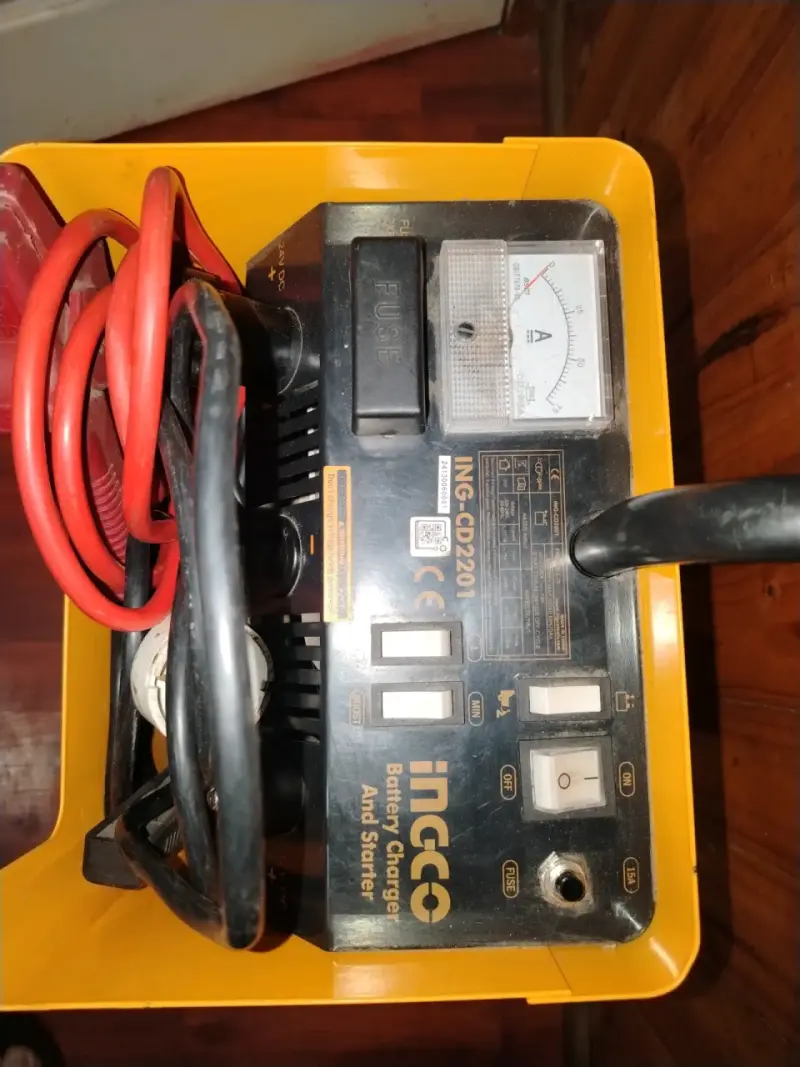 Cargador y Partidor de batería industrial Ingco - 2