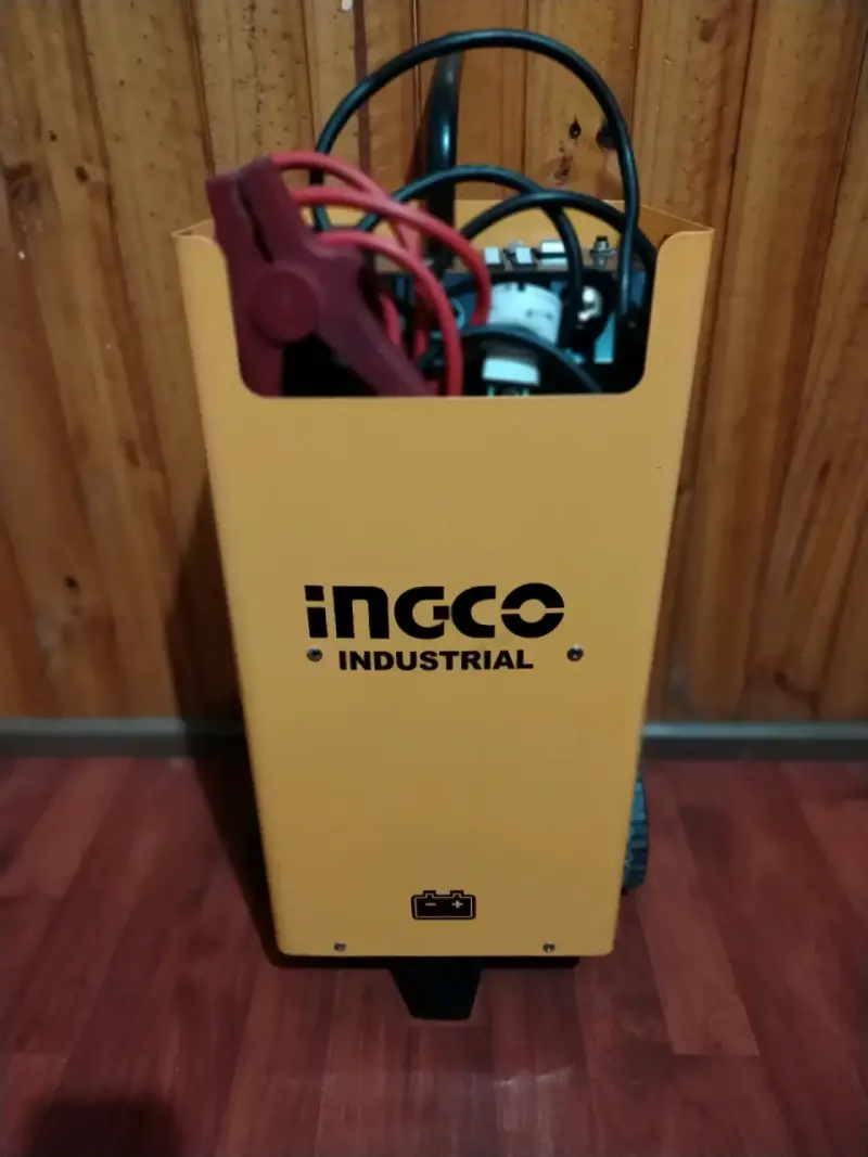 Cargador y Partidor de batería industrial Ingco - 3