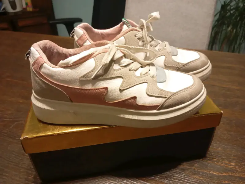 Zapatillas urbanas beige y rosado - 1