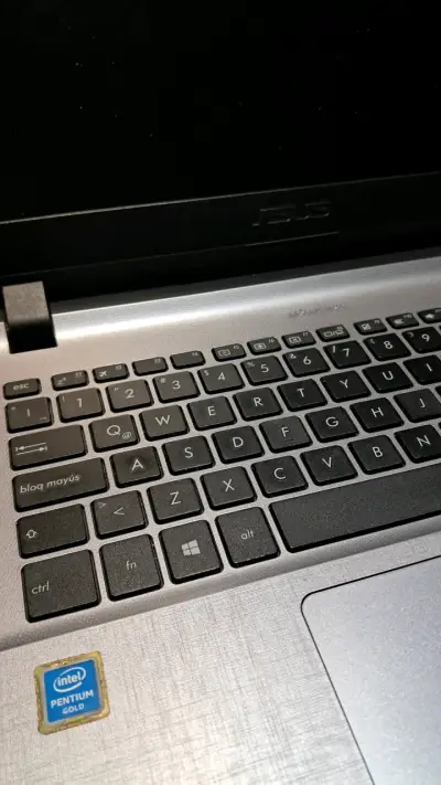 Notebook ASUS para repuesto - miniatura 4