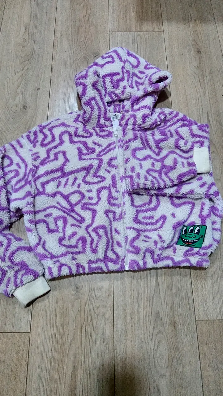 Chaqueta polar morada con capucha