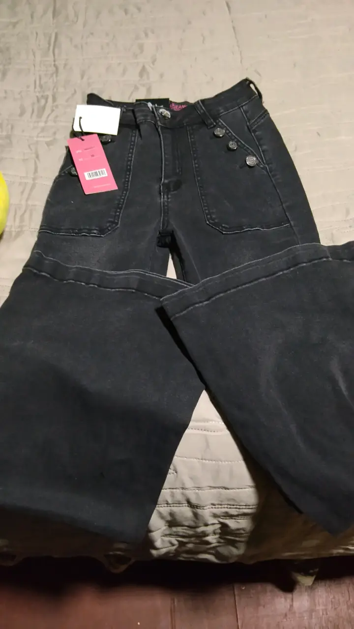 Jeans negros con botones decorativos