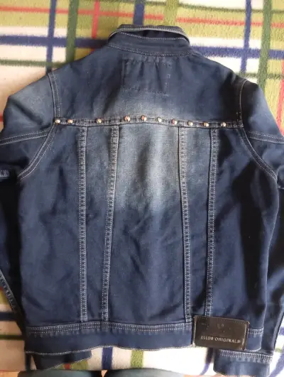 Chaqueta de mezclilla con tachas - miniatura 3