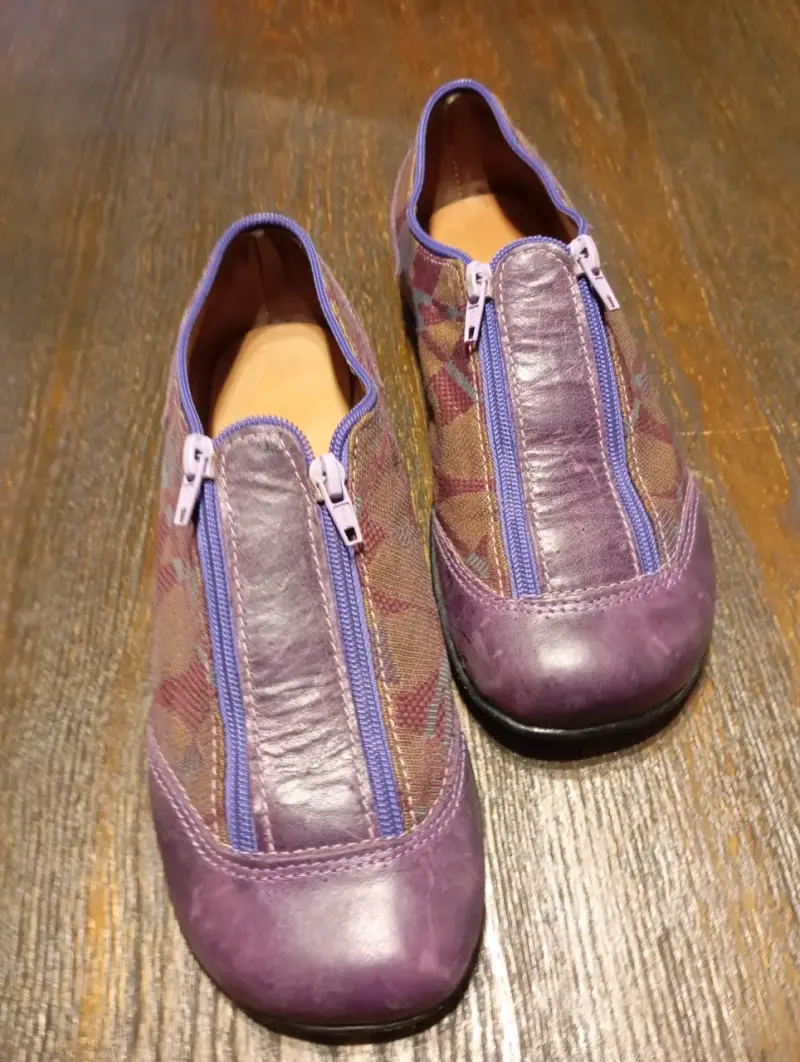 Zapatos planos morados con diseño - 2