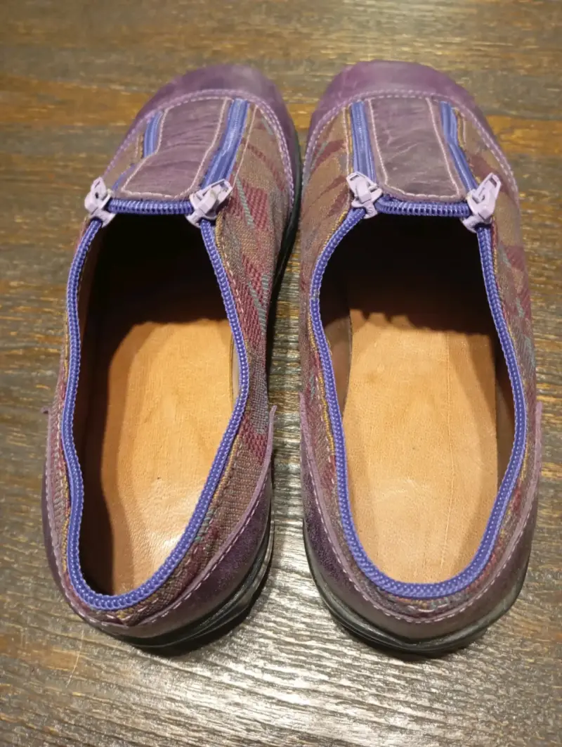 Zapatos planos morados con diseño - 3