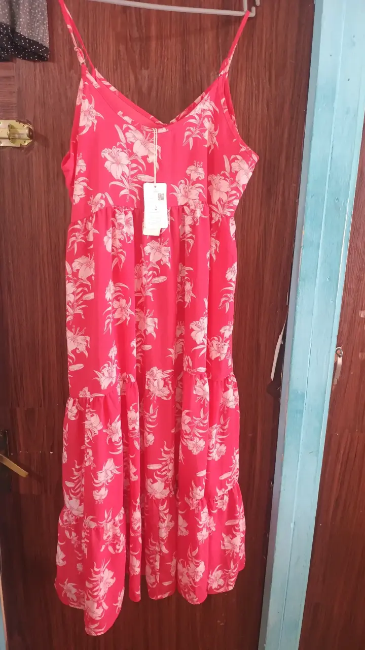 Vestido rojo floral con tirantes
