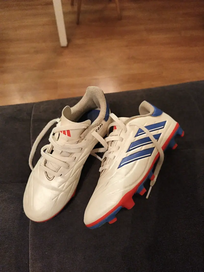 Botines de fútbol blancos y azules - 1