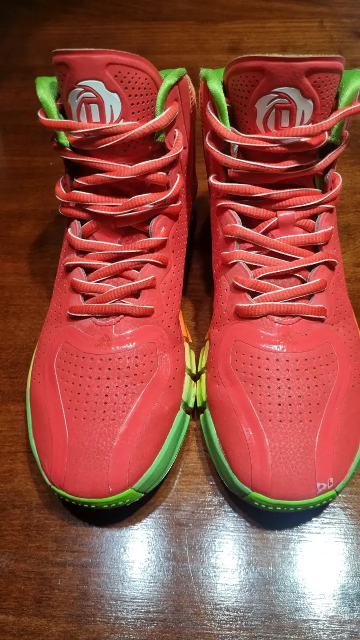 Zapatillas deportivas rojas y verdes - 1