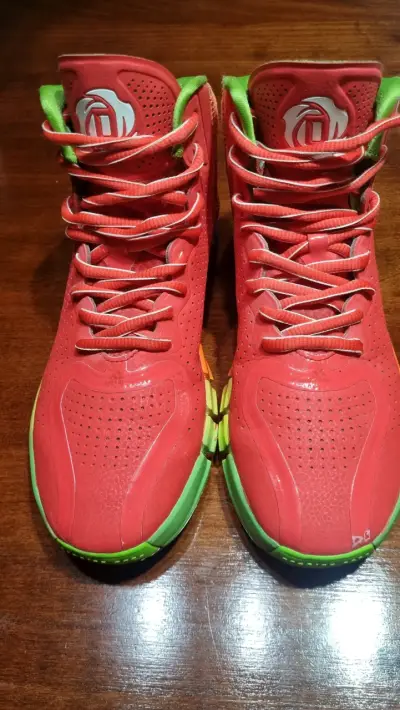 Zapatillas deportivas rojas y verdes - miniatura 1