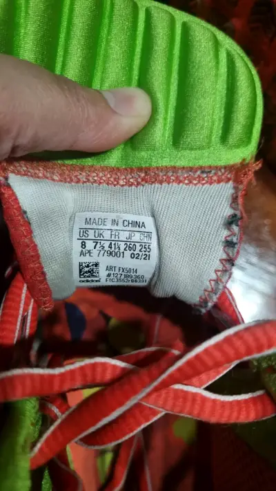 Zapatillas deportivas rojas y verdes - miniatura 3