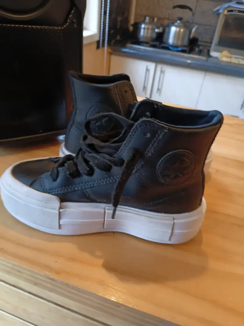 Zapatillas deportivas grises y converse - 3