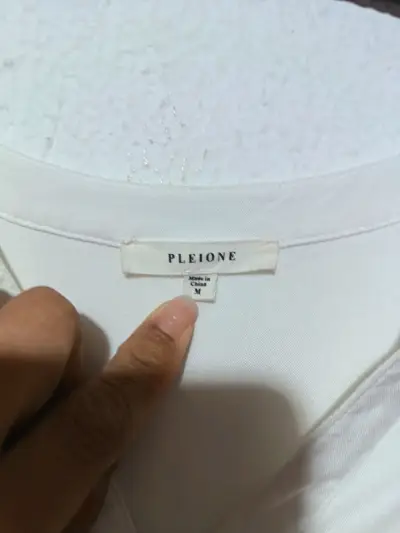 Blusa blanca de tela ligera - miniatura 3