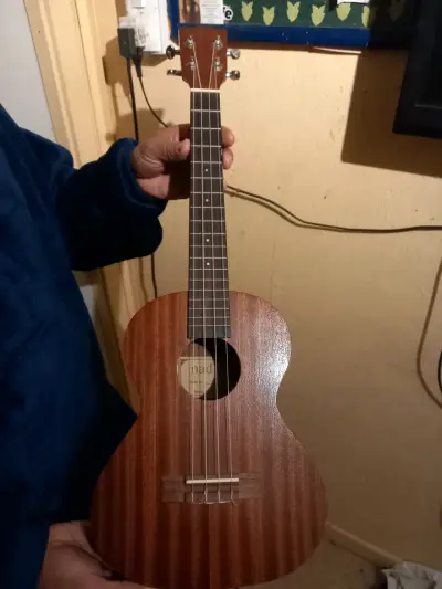 Ukulele de madera acústico - miniatura 1