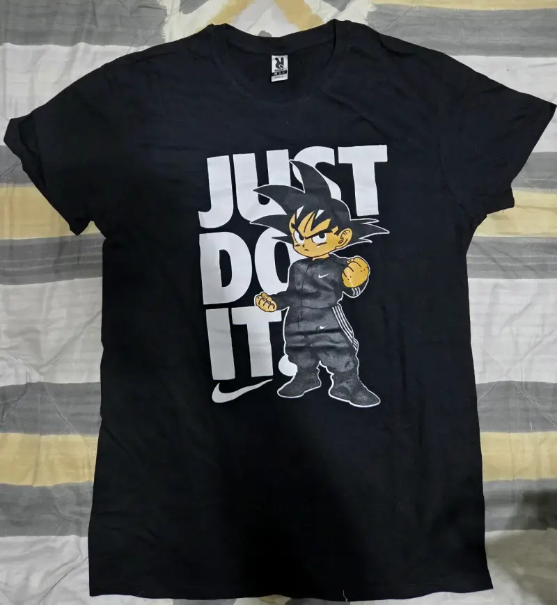 Polera negra con estampado