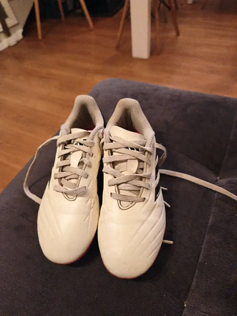 Botines de fútbol blancos y negro - 1
