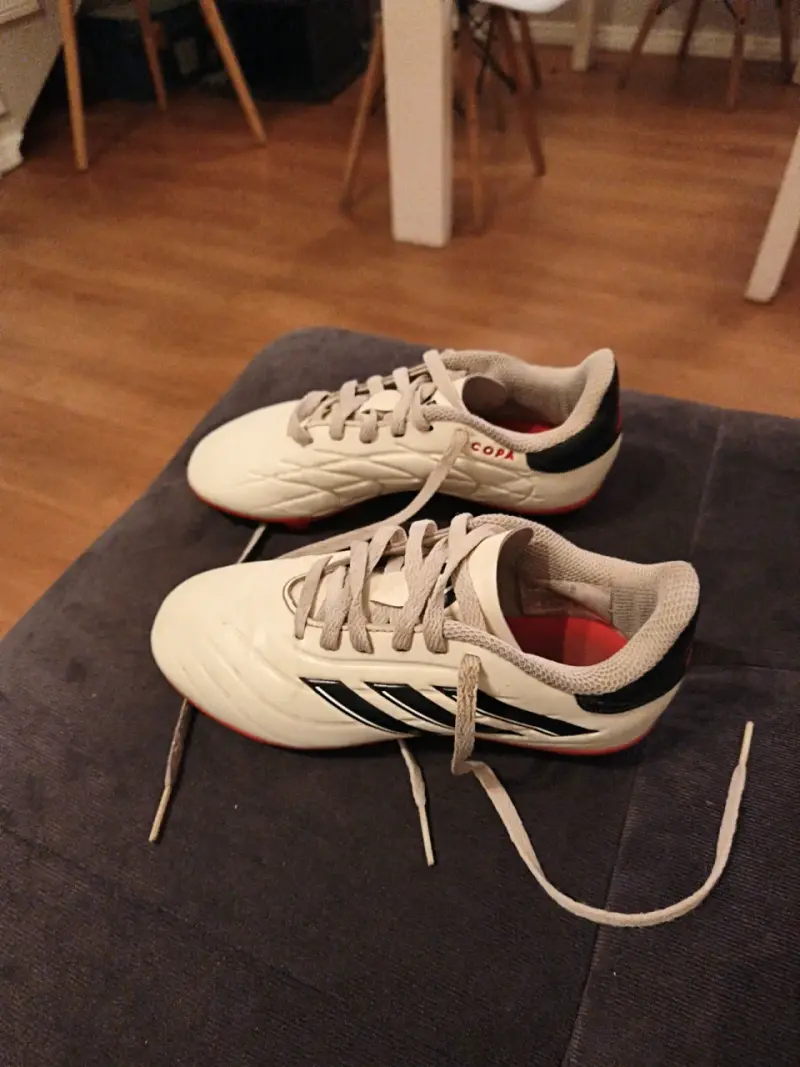 Botines de fútbol blancos y negro - 2