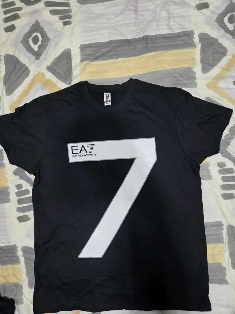 Polera negra con diseño número 7