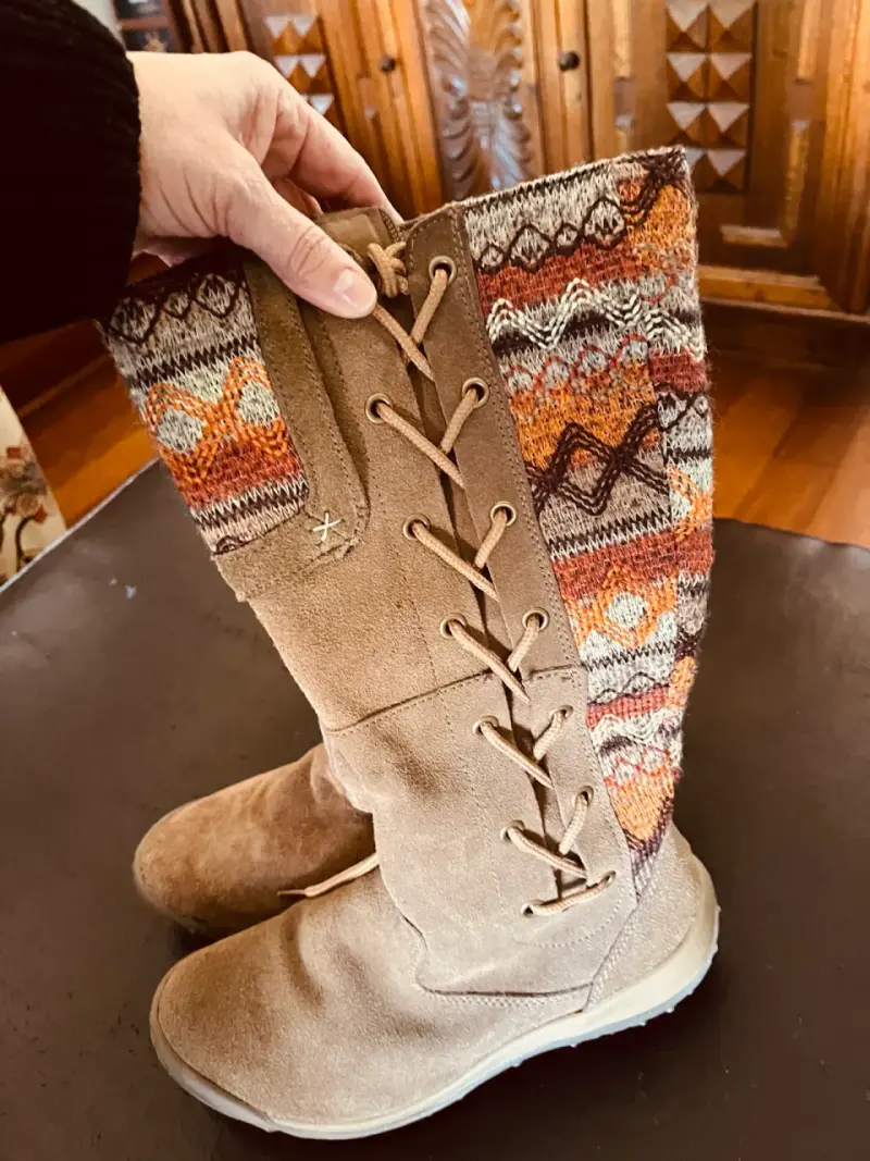Botas marrones con diseño étnico - 1