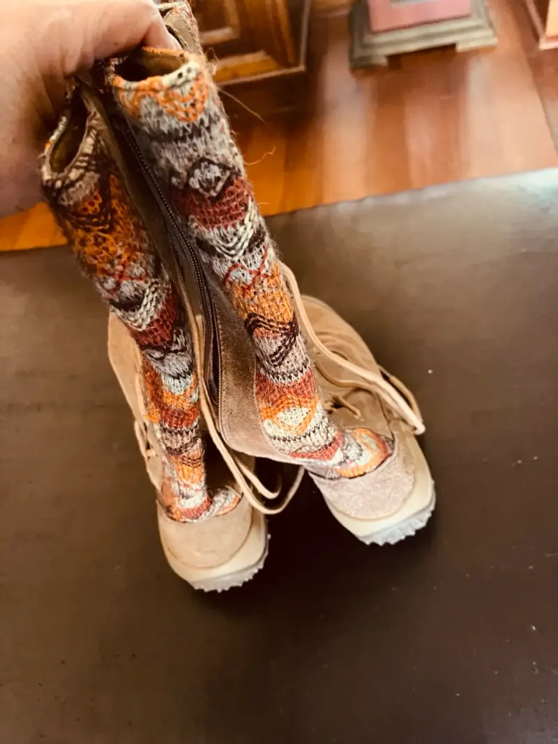 Botas marrones con diseño étnico - 2