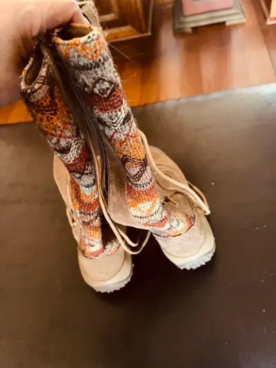 Botas marrones con diseño étnico - miniatura 2