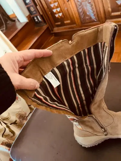 Botas marrones con diseño étnico - miniatura 4