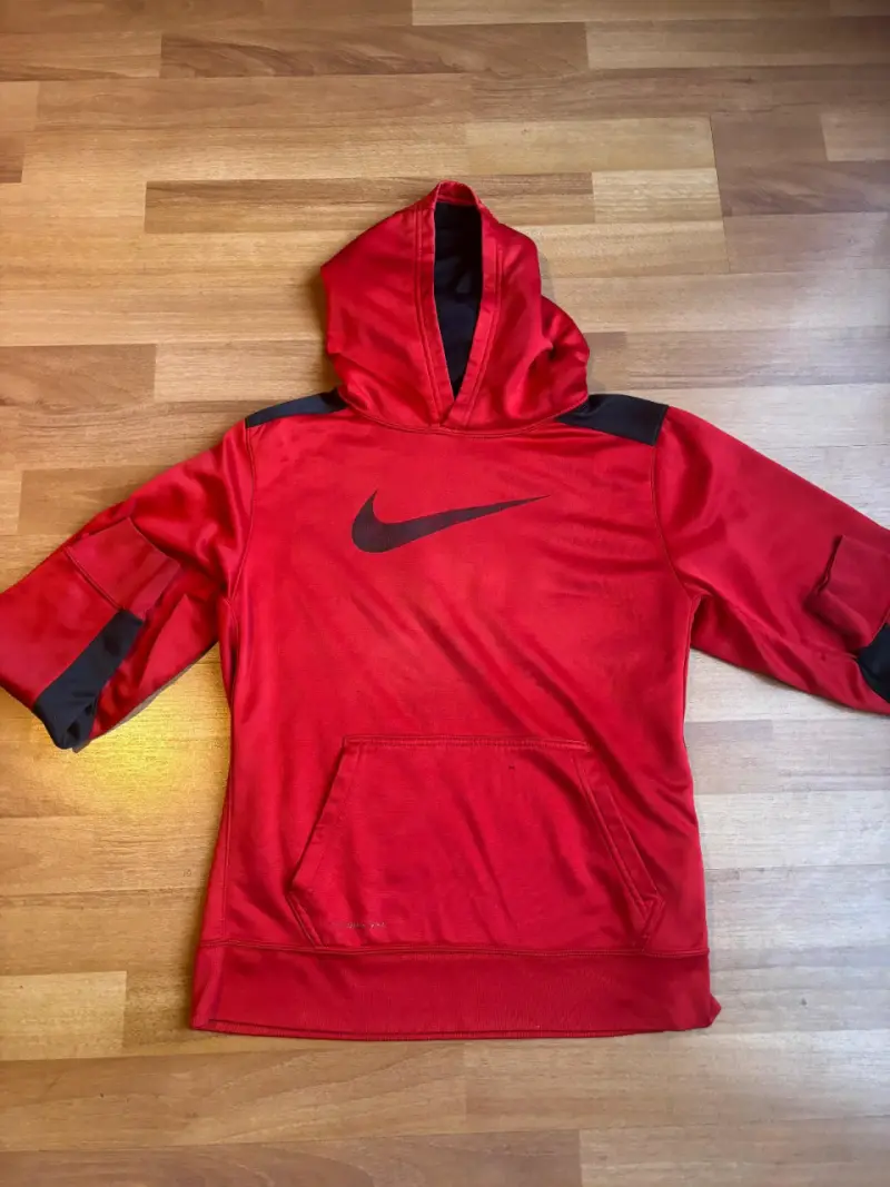 Polerón rojo nike con capucha - 1
