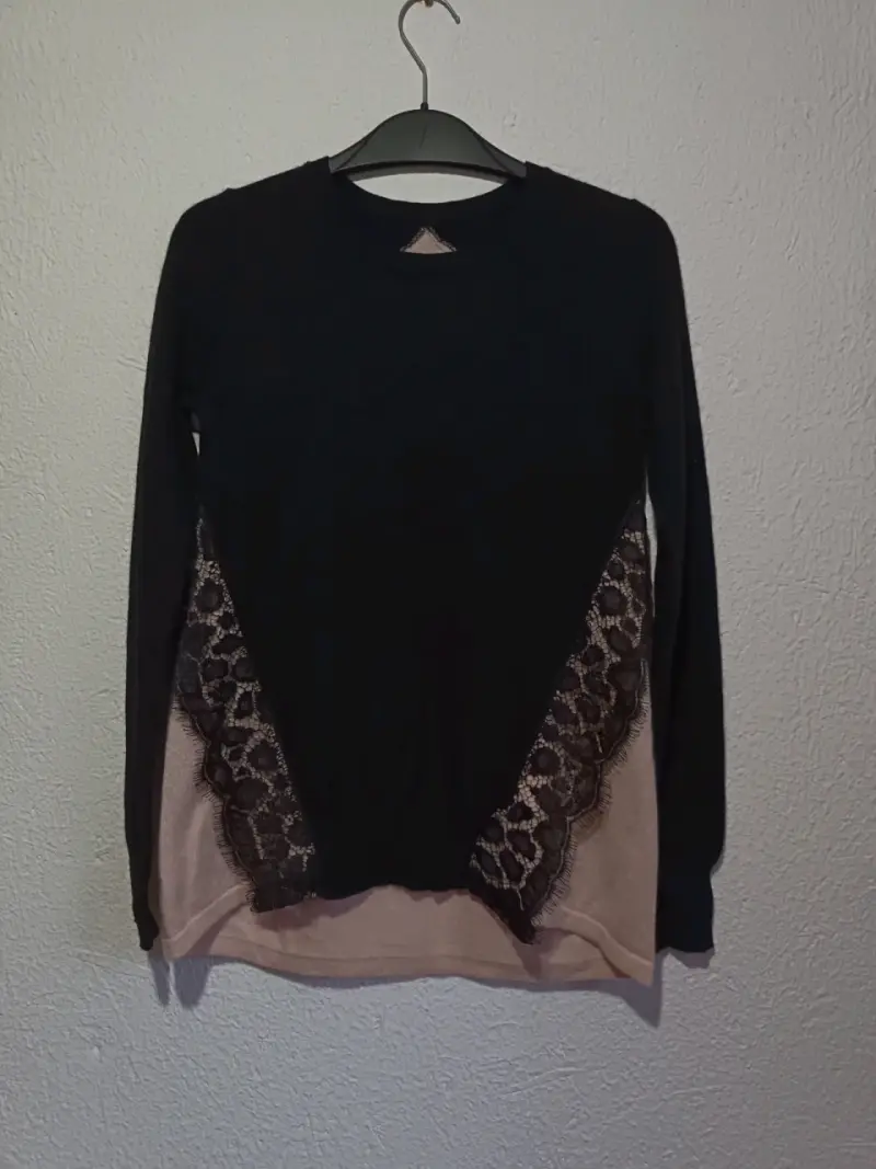 Polera negra con encaje - 1