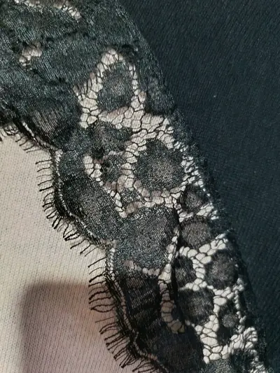 Polera negra con encaje - miniatura 3
