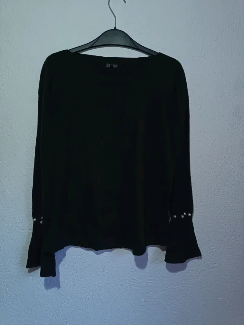 Blusa negra con puños de perlas - 1