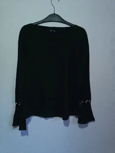 Blusa negra con puños de perlas - miniatura 1