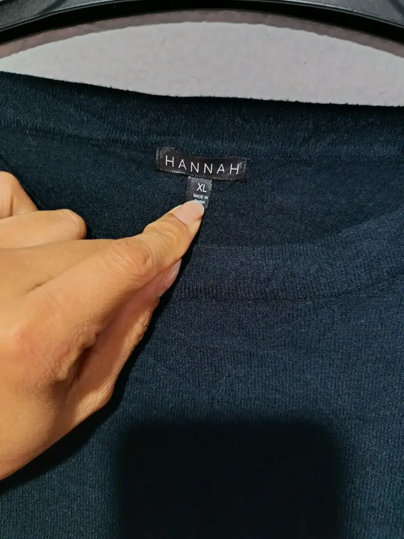 Blusa negra con puños de perlas - 2