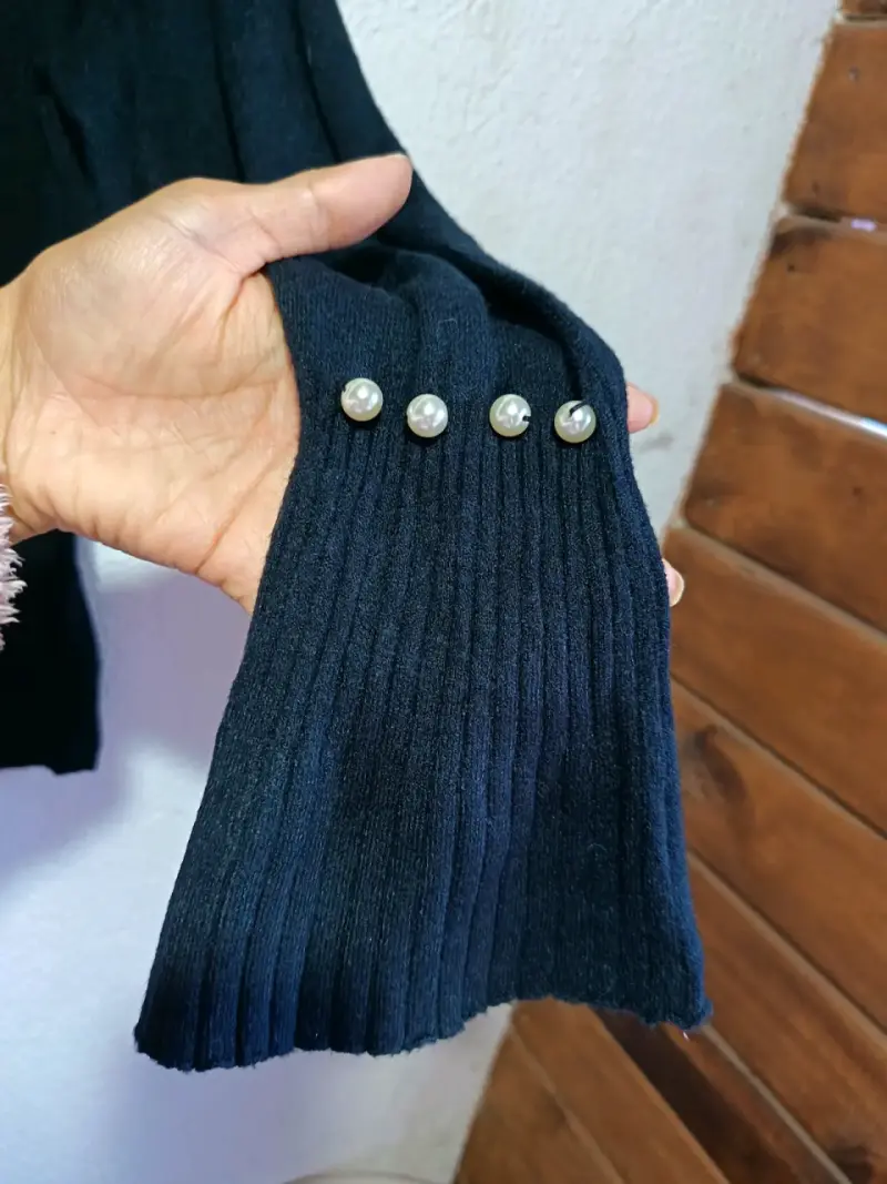 Blusa negra con puños de perlas - 3