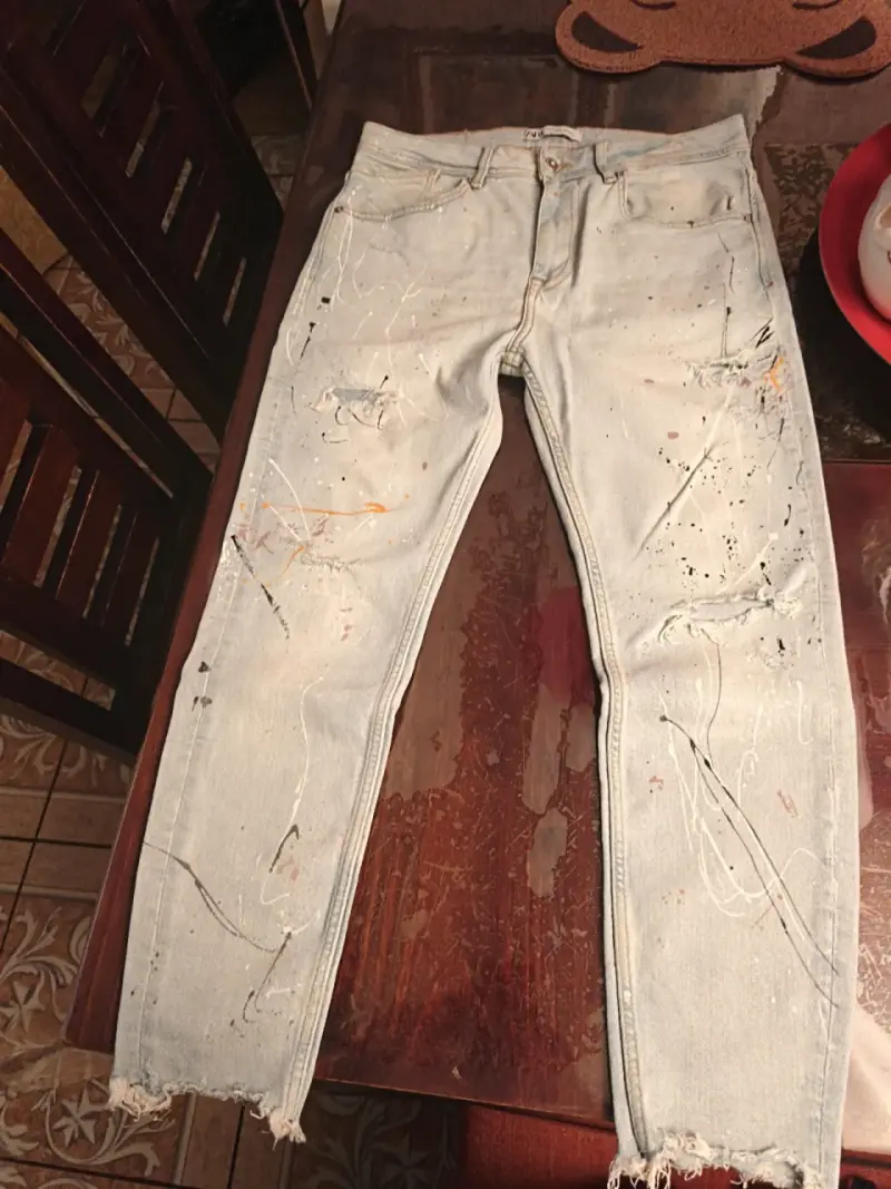 Jeans claros con diseño artístico - 1