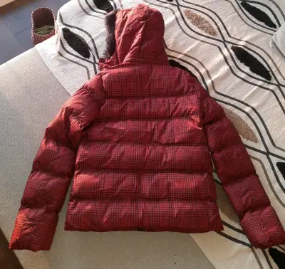 Chaqueta acolchada roja con capucha - miniatura 2