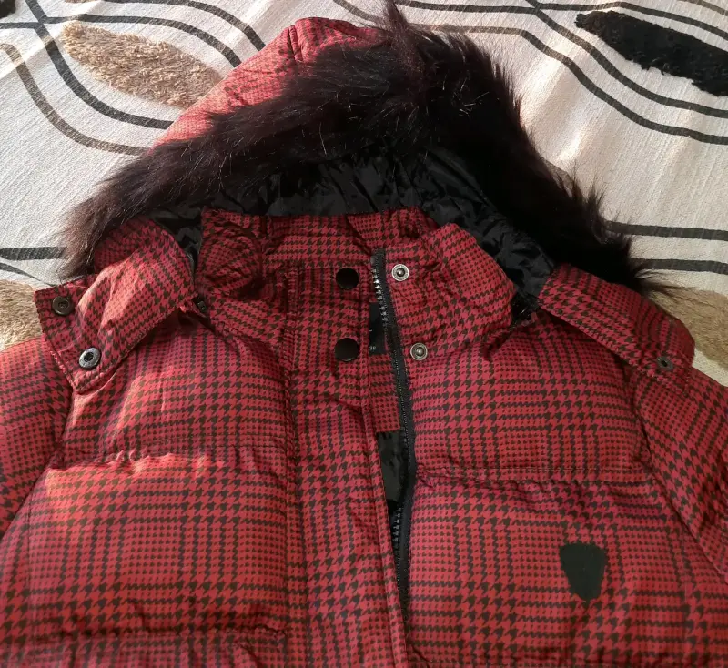 Chaqueta acolchada roja con capucha - 3
