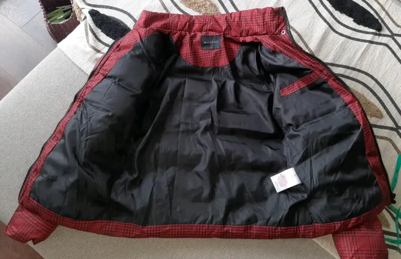 Chaqueta acolchada roja con capucha - 4