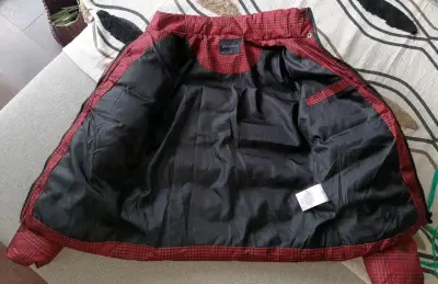 Chaqueta acolchada roja con capucha - miniatura 4