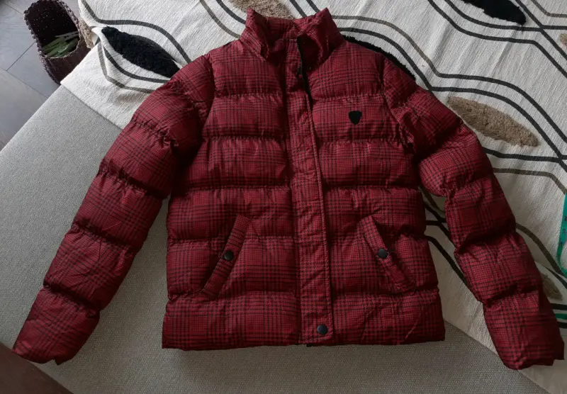 Chaqueta acolchada roja con capucha - 5