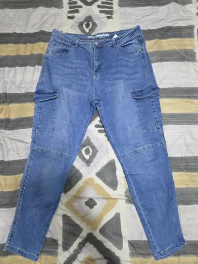 Jeans azules con bolsillos cargo - miniatura 1